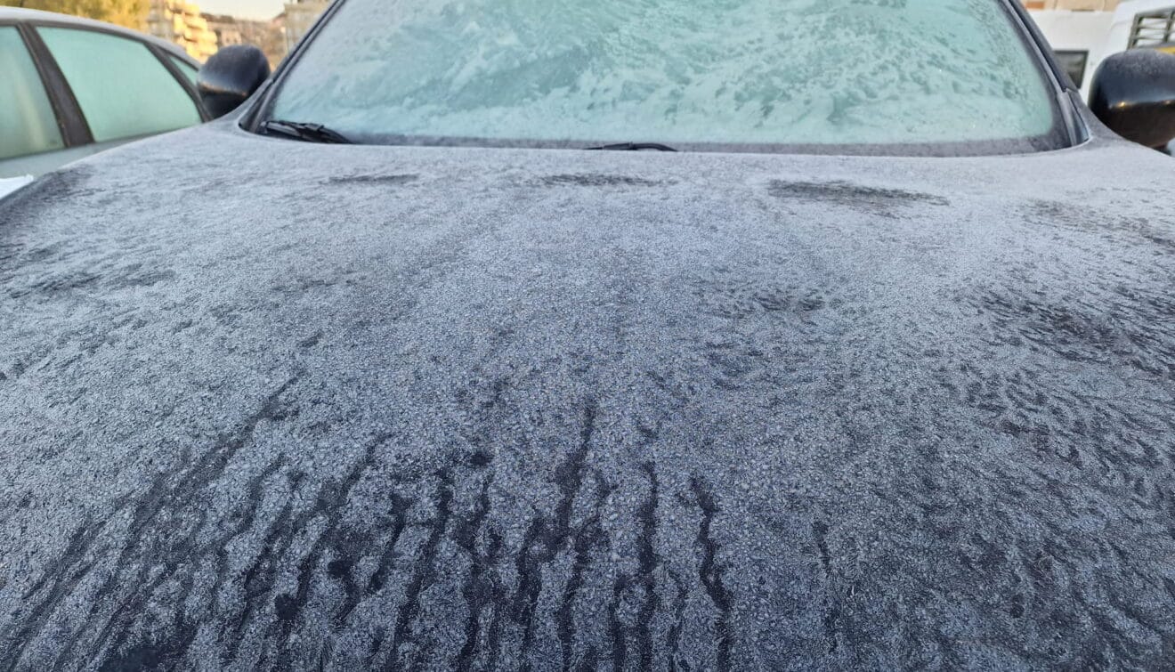 Coche congelado en Dénia a primera hora de la mañana