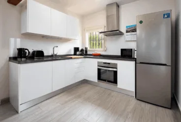 Cocina abierta y moderna en tonos blancos y negros