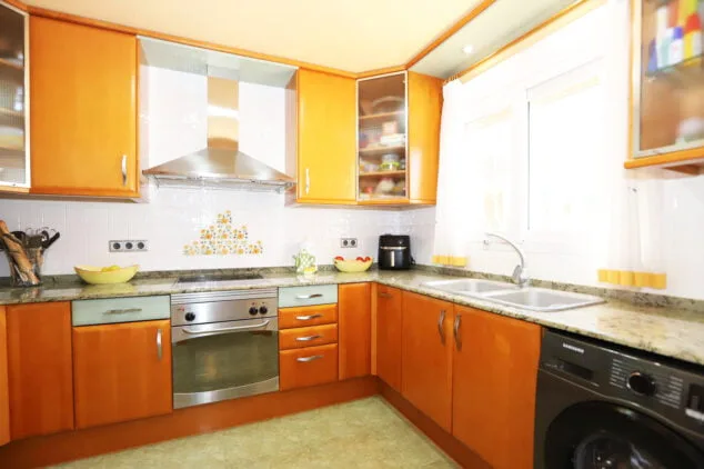 cocina completamente equipada