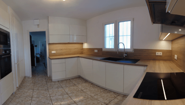 cocina de lineas rectas con mucho espacio integrado de costa cocinas