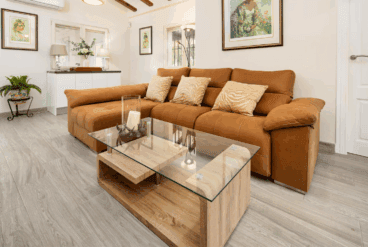 Comedor de la vivienda con sofá y mesa auxiliar