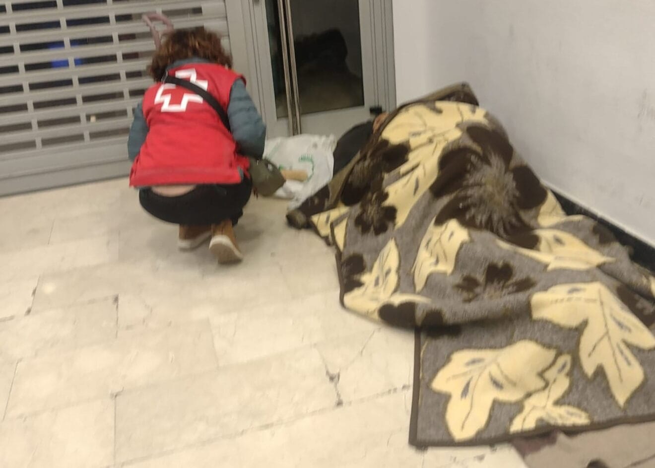 Cruz Roja atendiendo a una persona sin hogar en plena ola de frío