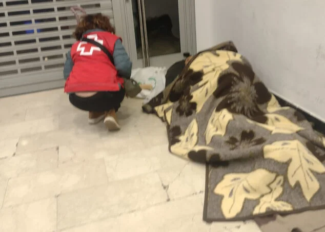 Imagen: Cruz Roja atendiendo a una persona sin hogar en plena ola de frío