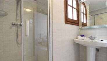 Cuarto de baño equipado con plato de ducha