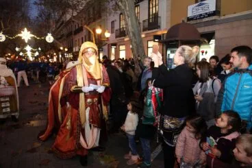 Curiosos de Dénia se acercan a Marqués de Campo a recibir a los Carteros Reales