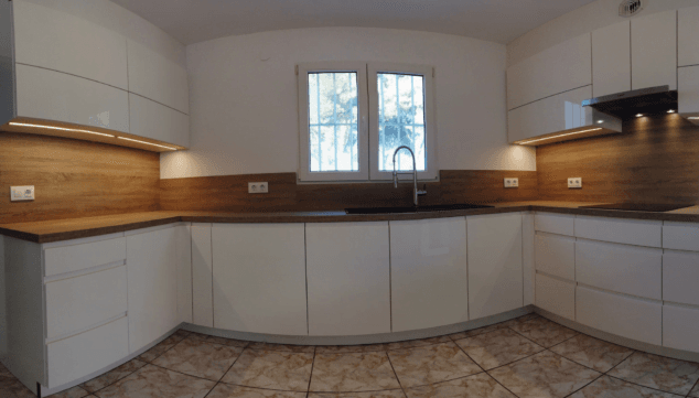 disencc83o de cocina actual con lineas rectas y madera en combinacion con alto brillo de costa cocinas