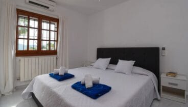 Dormitorio doble con cama de matrimonio