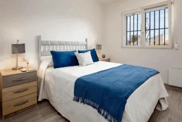 Dormitorio doble con cama de matrimonio