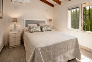 Dormitorio doble con cama de matrimonio y aire acondicionado
