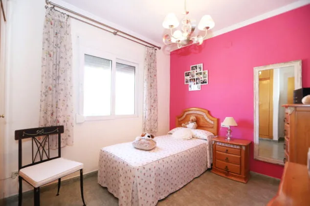 dormitorio individual con armario empotrado