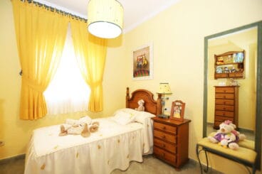 Dormitorio infantil con una cama individual