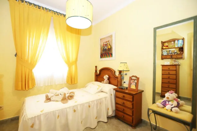 dormitorio infantil con una cama individual
