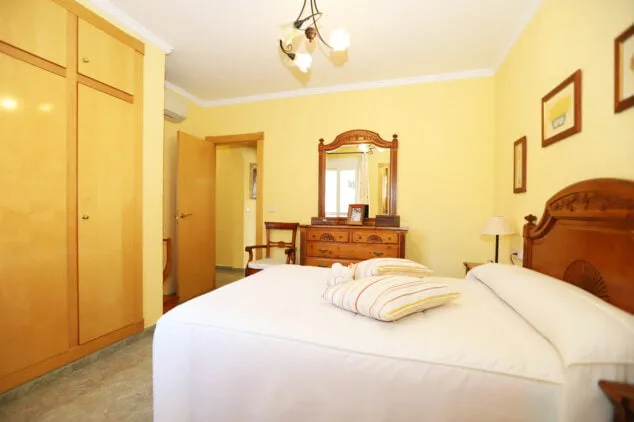 dormitorio principal con aire acondicionado y armario empotrado