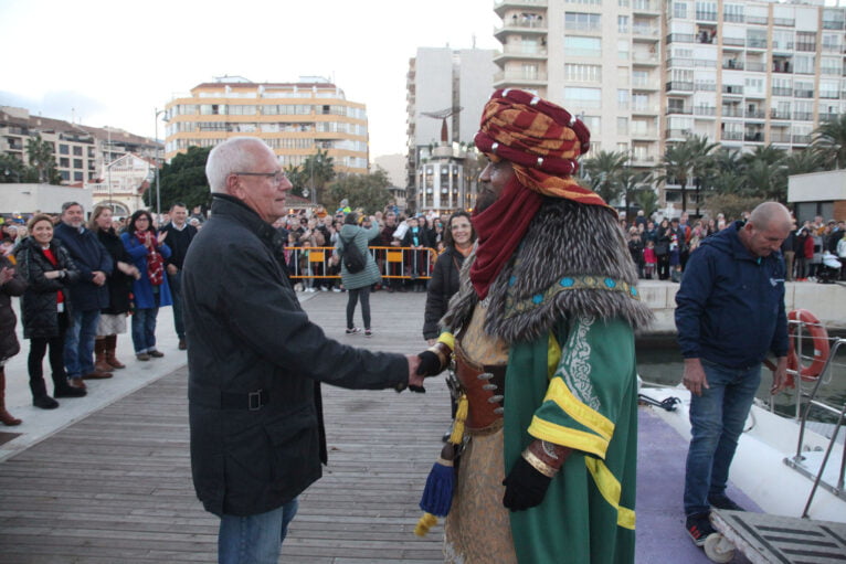 The mayor of Dénia, Vicent Grimalt, greets Baltasar