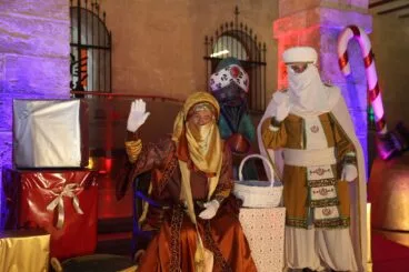 El emisario de los Reyes Magos de Dénia saludando