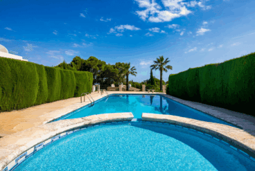 El exterior de la vivienda está equipado con una piscina con zona infantil