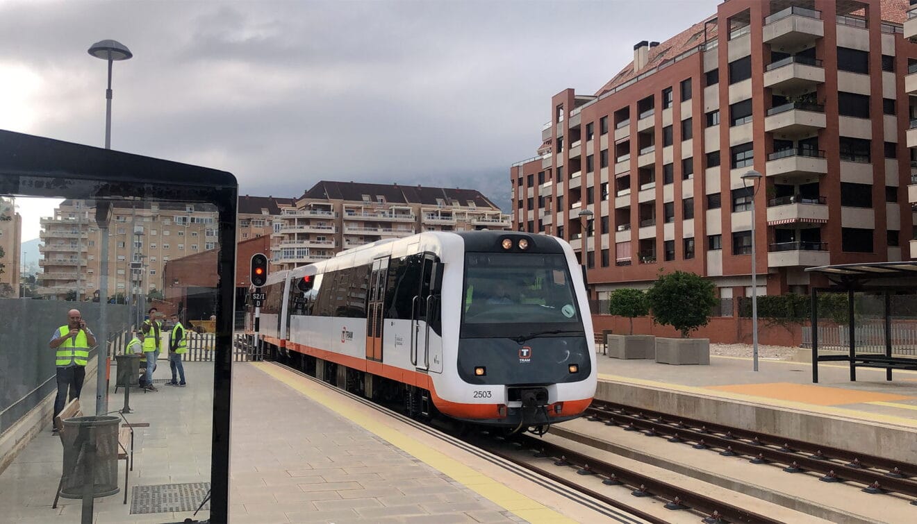 El tren entrando en la estación de Dénia durante las pruebas