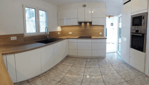 Imagen: Encimera de madera para compensar el minimalismo del blanco en Costa Cocinas