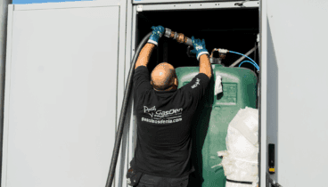 Equipo de Gasden cargando la cisterna de combustible