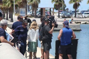 equipo de la serie grabando una escena en denia