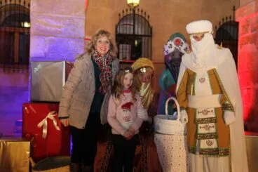 Familias posan con los Carteros Reales