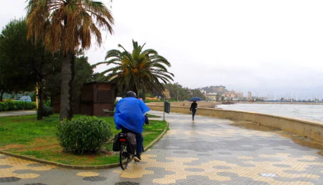 ¿Lluvia, tormenta y nieve en Dénia para la celebración de Sant Antoni? 1 Imagen: La Marineta Cassiana bajo la lluvia (archivo)