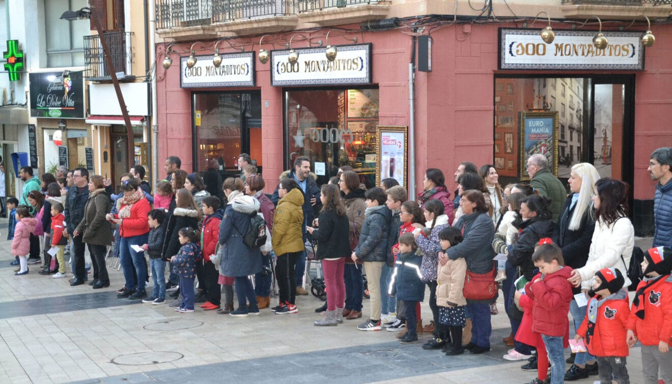 Larga cola para entragar las cartas a los Reyes Magos