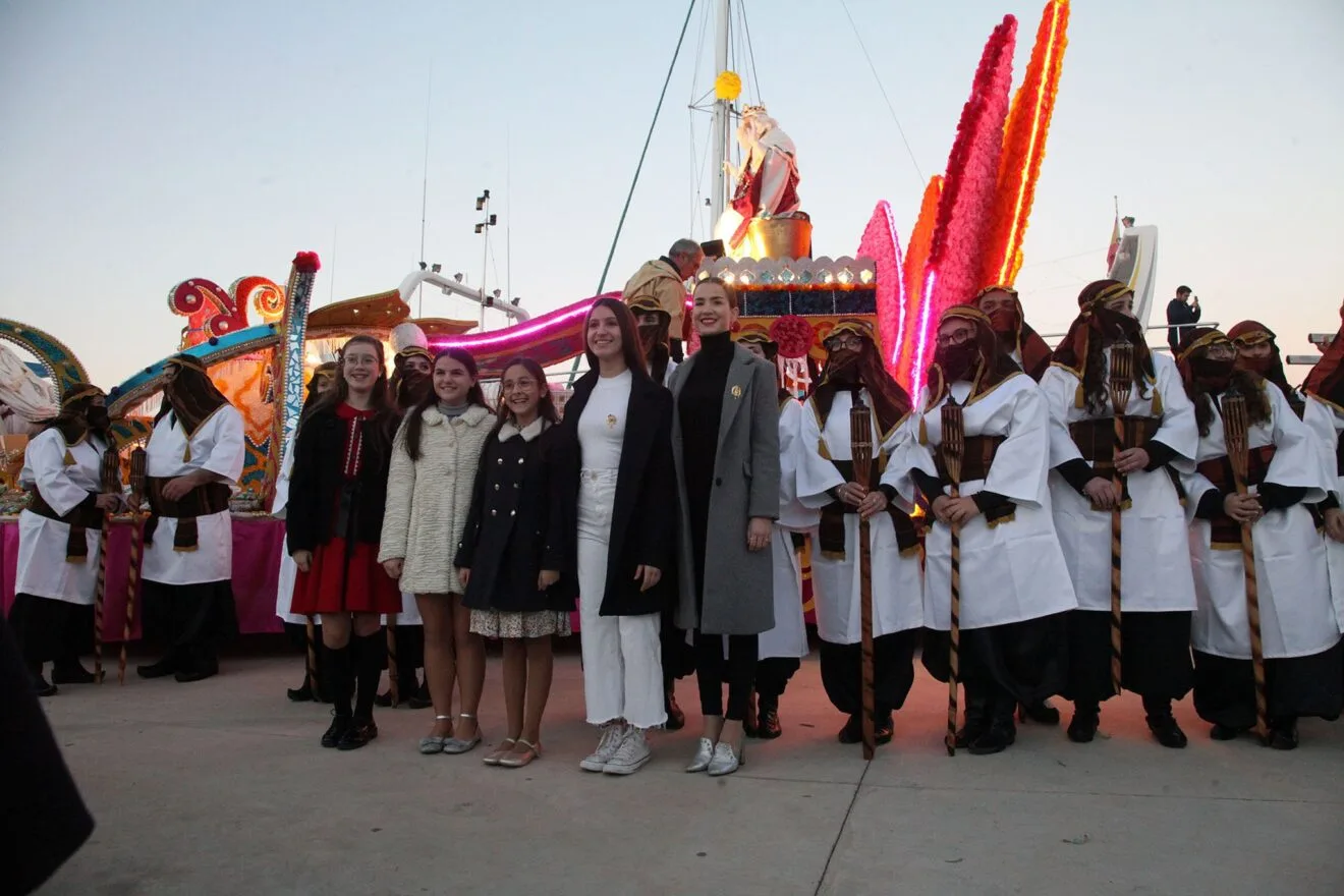 Las Falleras Mayores de Dénia y sus cortes junto a los pajes