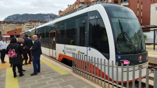 El tramo entre Dénia y Gata de Gorgos ya se puede efectuar en tren con la Línea 9 del TRAM d'Alacant 1 Imagen: Línea 9 con los primeros viajeros en Dénia