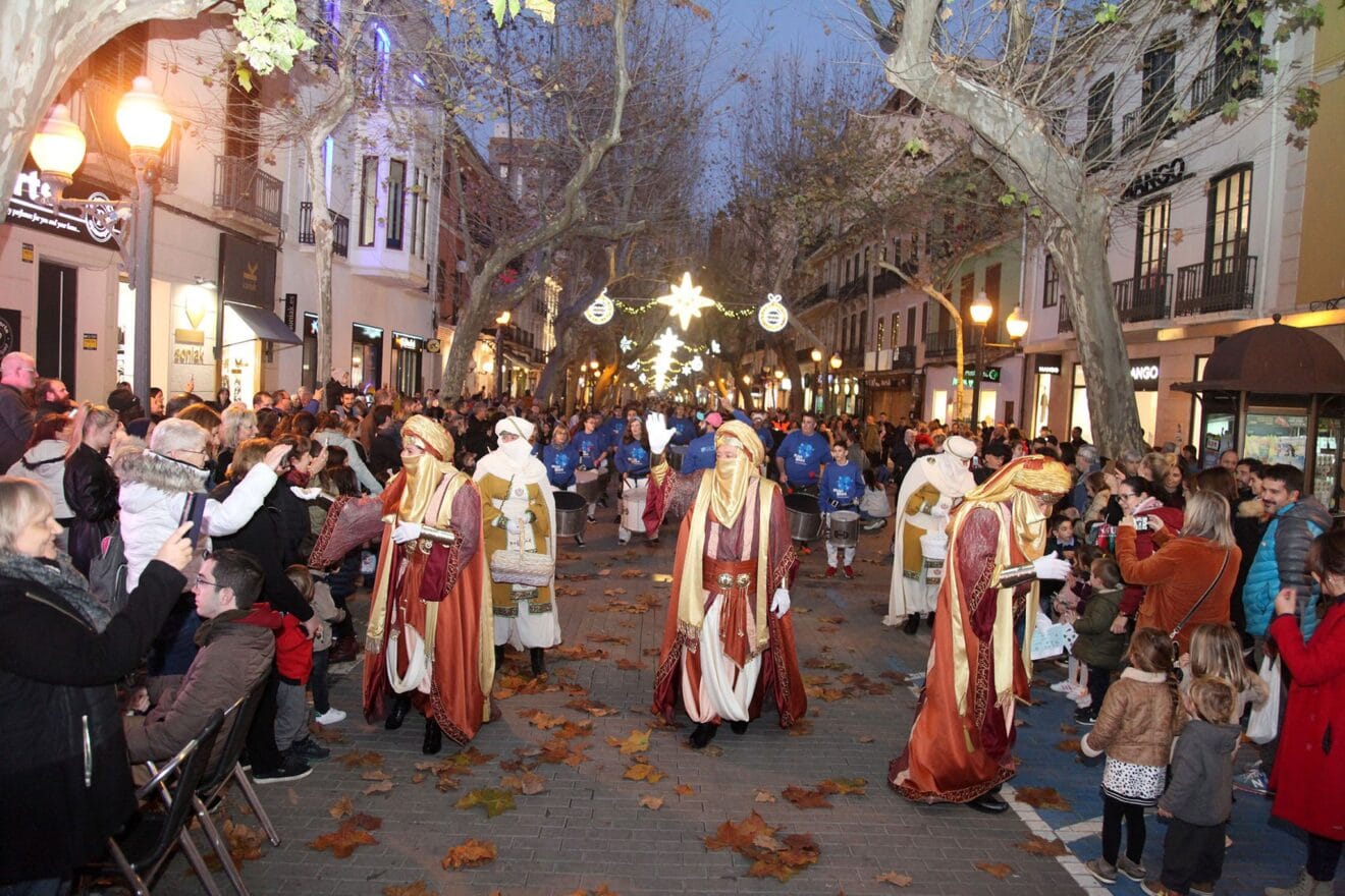 Los Carteros Reales acompañados por una batucada recorren las calles de Dénia