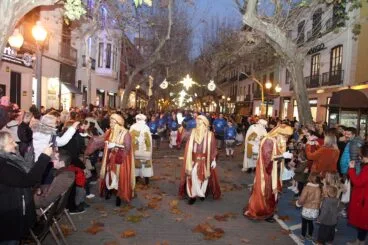 Los Carteros Reales acompañados por una batucada recorren las calles de Dénia