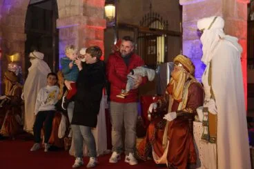 Los Carteros Reales junto a familias de Dénia