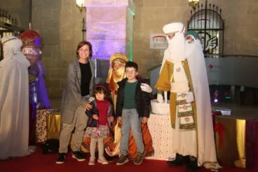 Los Carteros Reales reciben a las familias de Dénia