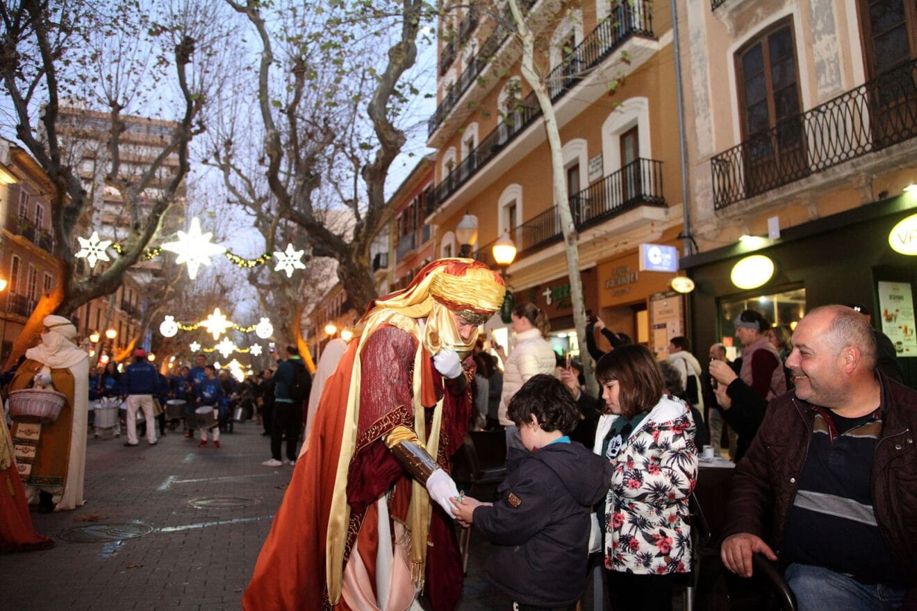 Los emisarios reales pasean por Dénia