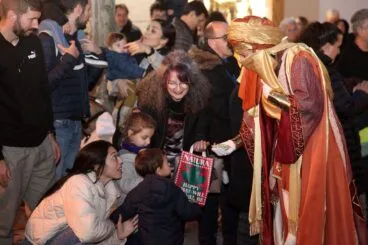 Los emisarios saludan a las familias en las calles de Dénia