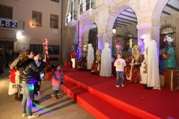 Los más pequeños se fotografían con los emisarios de los Reyes Magos