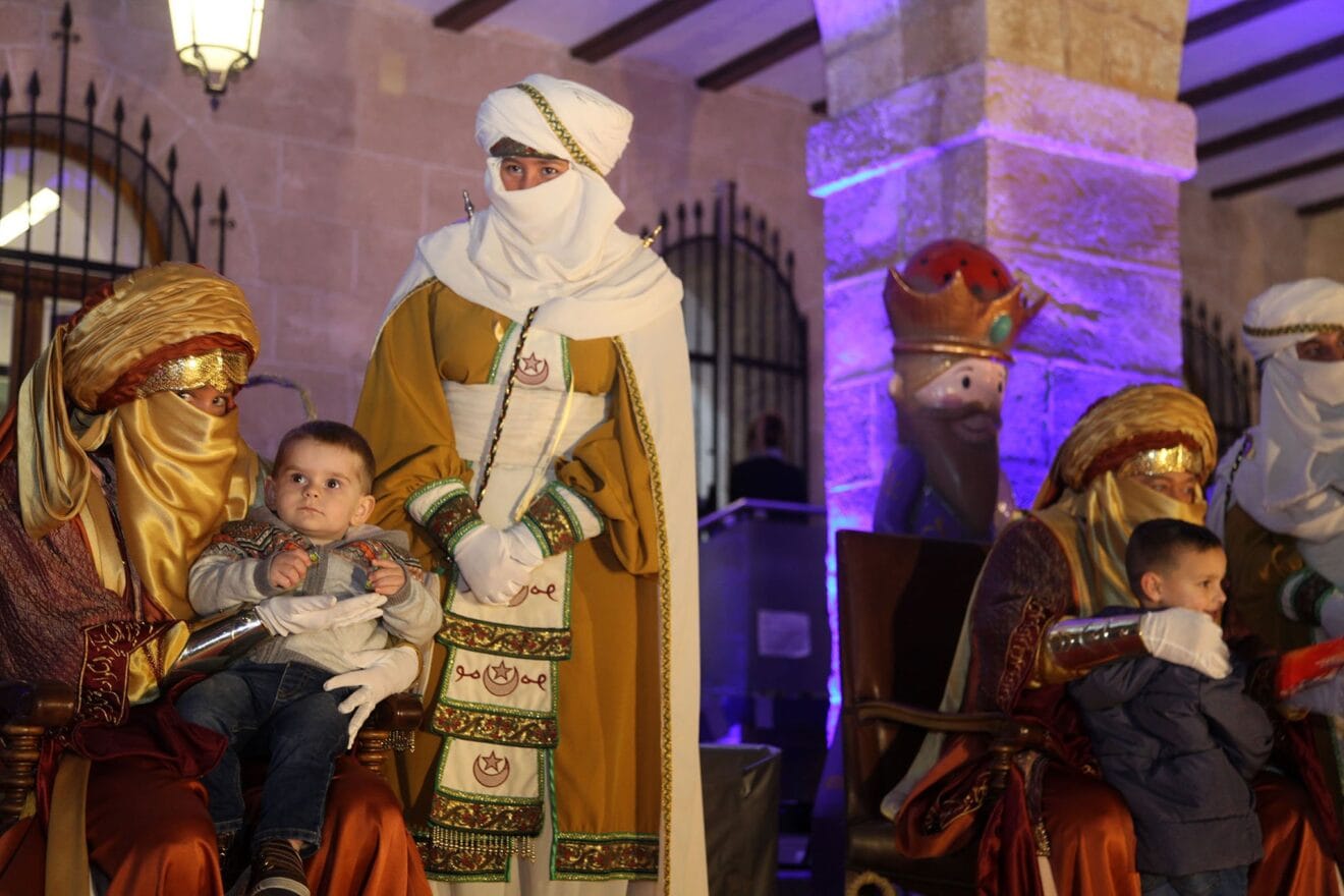 Los niños entregan sus cartas a los emisarios
