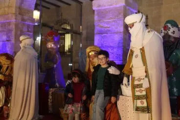 Los niños se fotografían con los carteros reales