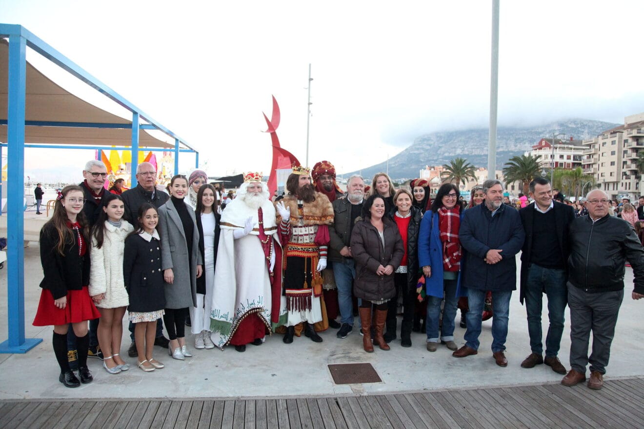 Los Reyes Magos junto a las autoridades de 2023