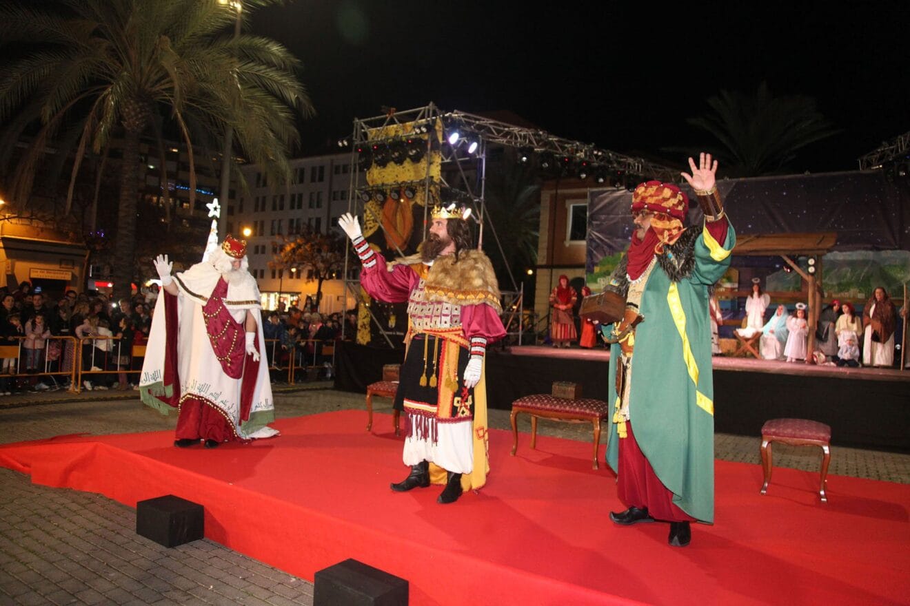 Los Reyes Magos saludan a los vecinos de Dénia