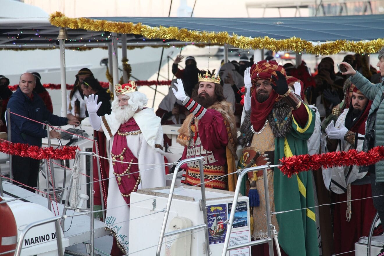 Los Reyes Magos saludan desde el barco