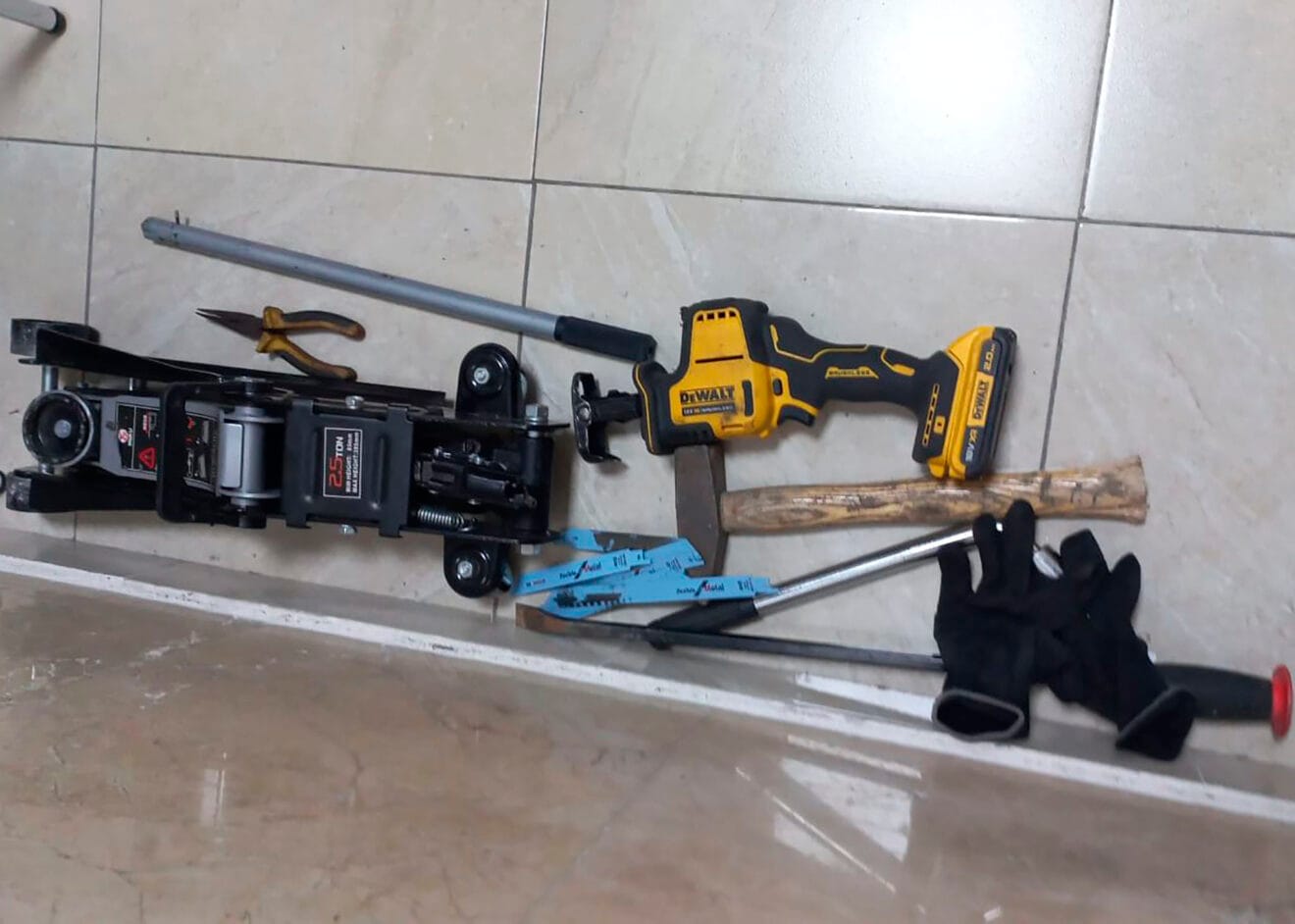 Los utensilios ya confiscados en comisaria de la Policía Local de Dénia