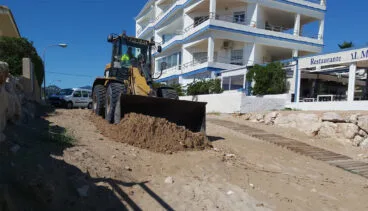 maquina excavadora realizando trabajos en les deveses archivo 1