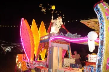 Melchor repartiendo caramelos en Dénia