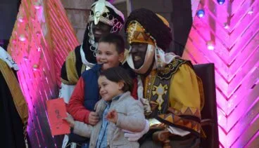 Niños entregando sus deseos al emisario real