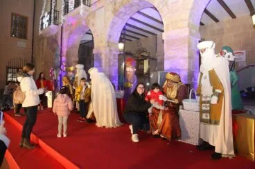 Niños y niñas de Dénia entregan sus cartas a los emisarios de los Reyes Magos