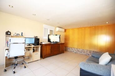 Oficina de la vivienda con un gran armario empotrado