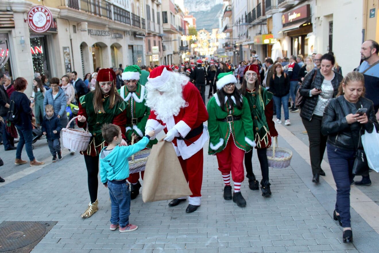 Papá Noel durante una visita a Dénia