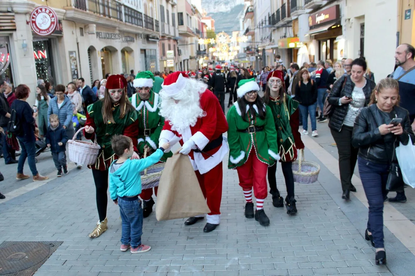Papá Noel durante una visita a Dénia