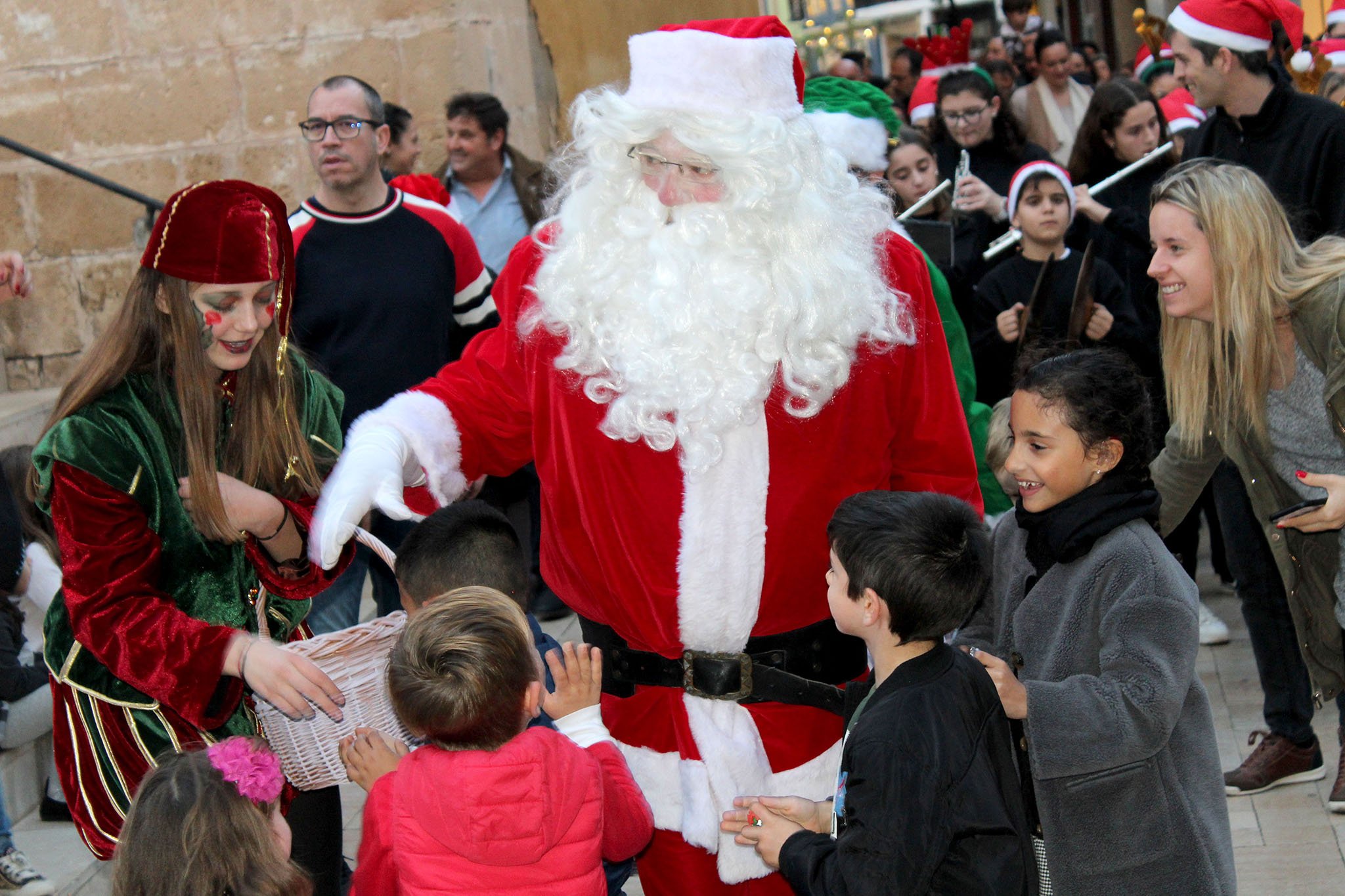 Papá Noel saluda a los niños y niñas de Dénia